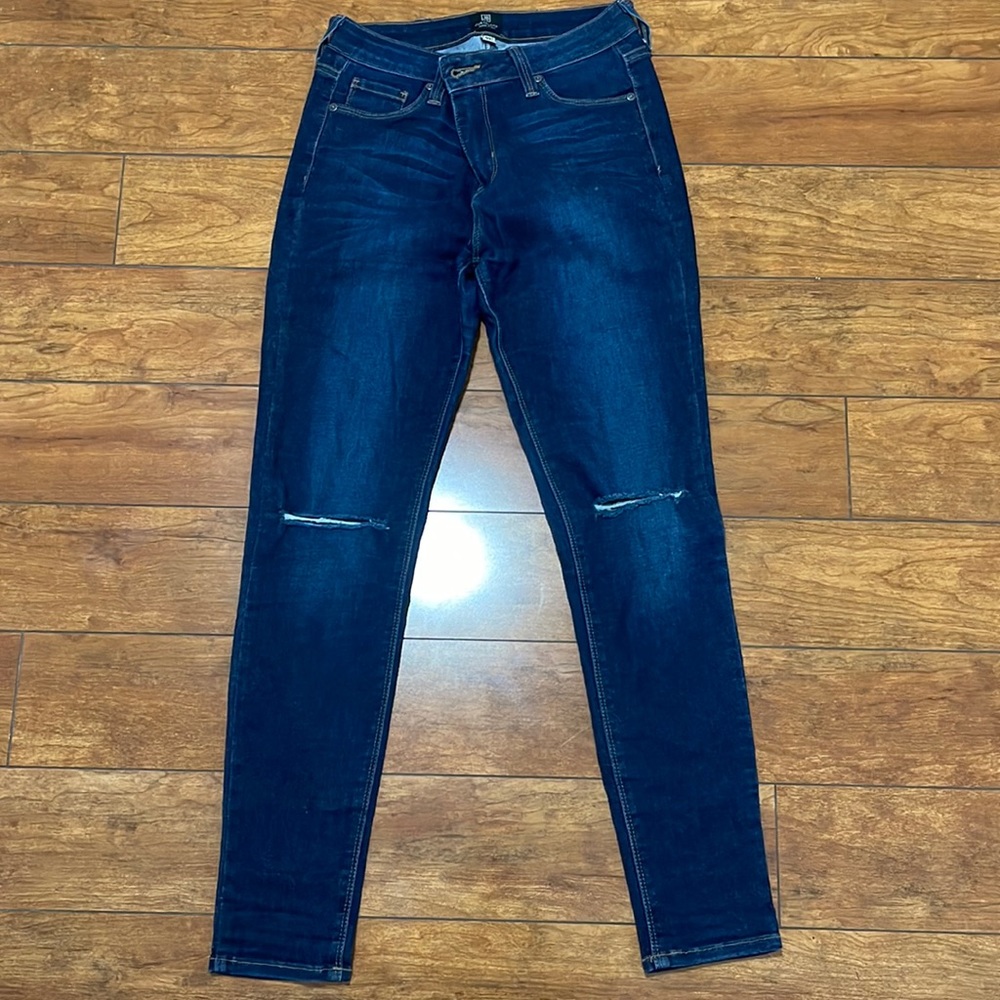 Just black skinny jeans with slits at the knee. Size 27